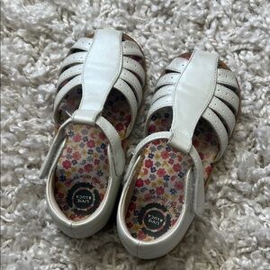 Kids Livie & Luca Kids White Floral-Insole Closed-Toe Sandals size 11